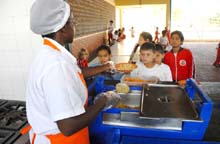 Crianças na hora da merenda